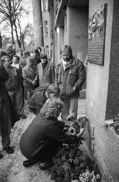 Einweihung einer Gedenktafel für Ursula Goetze in der Hornstraße 3 in Kreuzberg,  6. November 1987 Foto: Jürgen Henschel