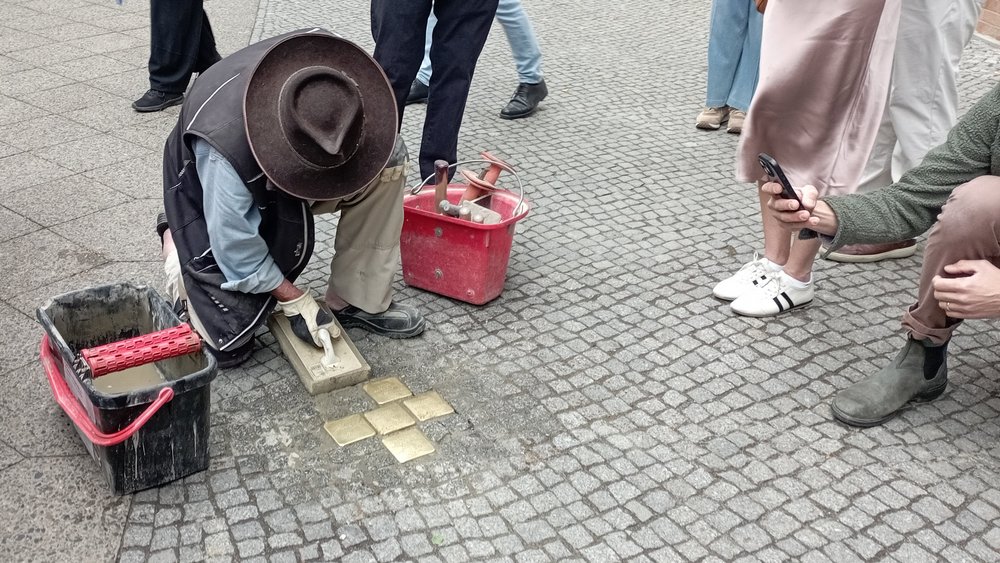 Mann der Stolpersteine verlegt