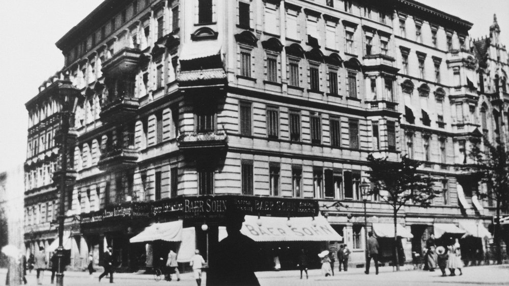 Haus des Juweliers Philipp Freundlich (rechts vom Eckhaus) in der Großen Frankfurter Straße 19 Image-834