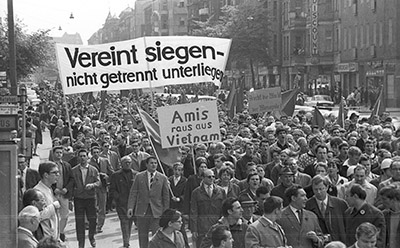 1. Mai-Demonstration in West-Berlin, 1968 Foto: Jürgen Henschel,  ArchivFHXB Friedrichshain-Kreuzberg Museum